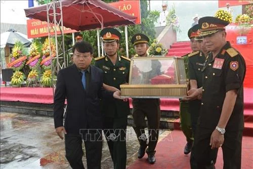 河静省为援老牺牲的越南志愿军和专家烈士举行追悼会和安葬仪式 