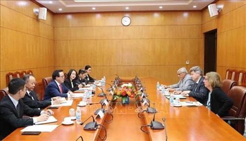 法国共产党代表团访问越南