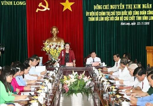 越南国会主席阮氏金银与永隆省骨干干部举行工作座谈会