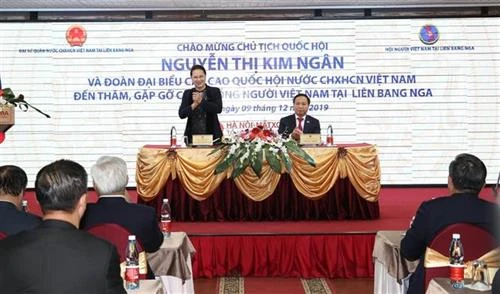越南国会主席阮氏金银造访旅居俄罗斯越南人