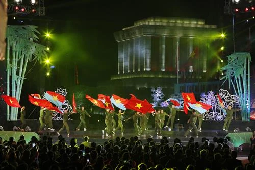 庆祝胡志明主席遗嘱执行50周年的“团结之歌”电视异地直播活动举行 
