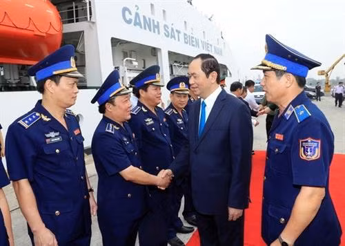 国家主席陈大光看望慰问越南海警司令部第三海区干部和战士