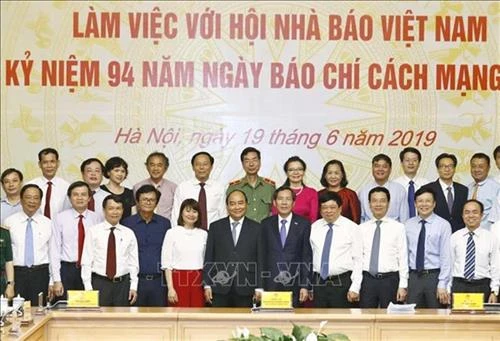 政府总理阮春福：与虚假新闻作斗争是新闻业的使命