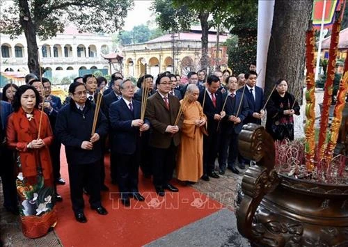 越南党和国家领导来到升龙皇城上香并参加新春植树活动