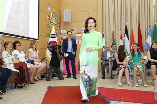 南非国际文化节：越南使节夫人上演传统服装—奥黛秀