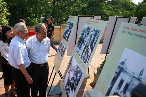 “河内：1954年10月的回忆”展览会在河内举行 庆祝首都解放64周年 