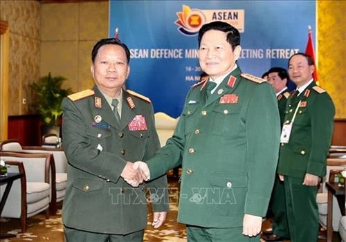 2020东盟轮值主席年：越南国防部长吴春历与老挝国防部长占沙蒙•占雅拉举行会晤