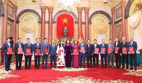 14名外交干部被授予和晋升大使衔级