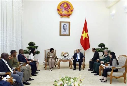 阮春福总理会见南非国防部部长诺西维薇·马皮萨·恩卡库拉