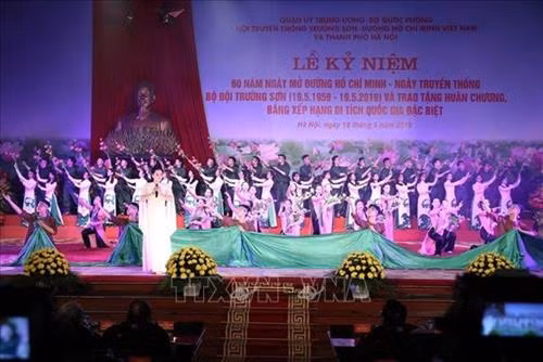 阮春福出席胡志明小道开辟60周年暨长山部队传统日纪念典礼