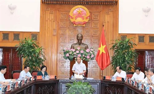越南政府总理阮春福就适应自然灾害的农村发展项目同西北地区六省进行讨论