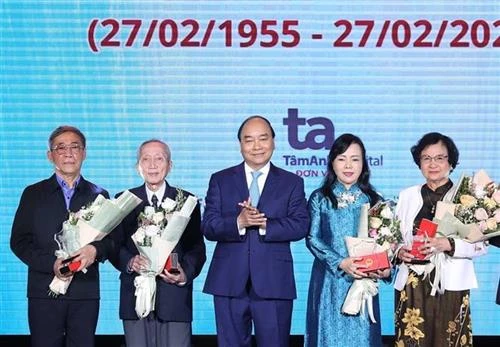 阮春福总理：医务人员们是疫情防抗阻击战一支坚强的冲锋队