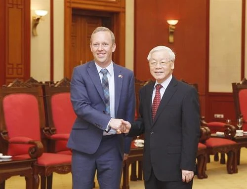 越共中央总书记阮富仲会见英国新任驻越大使
