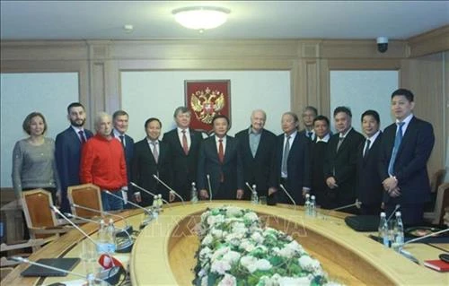 加强与俄罗斯共产党的传统友好关系