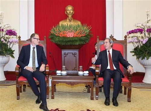 越共中央经济部长阮文平会见丹麦能源、能效和气候事务大臣
