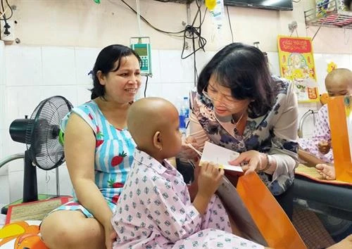 越南国家领导人春节走访慰问癌症患者和贫困劳动者