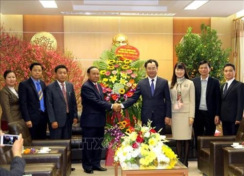 老挝华潘省领导向越南太原省领导和人民致以新春祝福