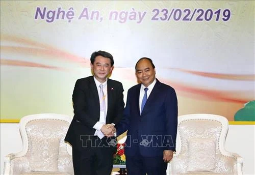 政府总理阮春福会见在乂安省进行投资的企业家和投资者