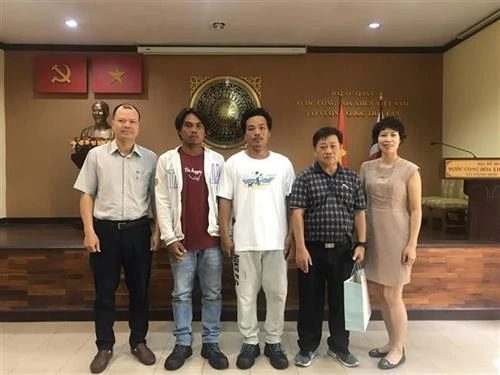 越南驻泰国大使馆接收海上获救的两名越南渔民