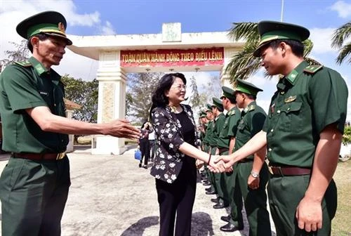 越南国家副主席邓氏玉盛莅临金瓯省调研