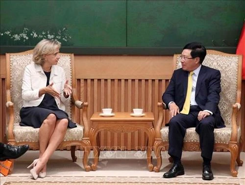 越南政府副总理兼外交部长范平明会见法兰西岛大区议会主席佩克雷斯