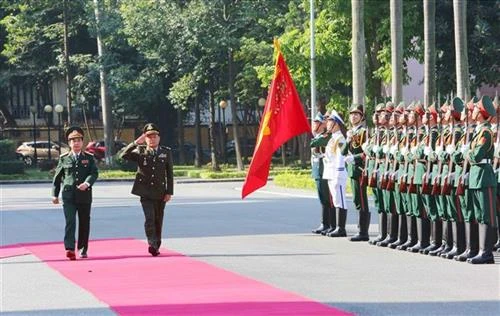 柬埔寨国家宪兵总司令冯批森对越南进行正式访问