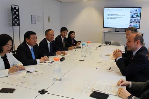 越南共产党中央书记处书记阮春胜对瑞士进行工作访问