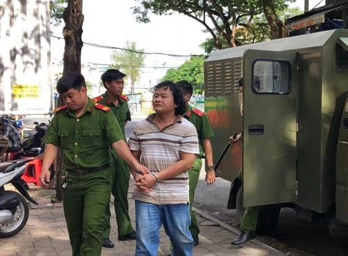 宁桥郡人民法院开庭审理犯涉嫌“利用自由民主权危害国家利益”罪的段庆荣光