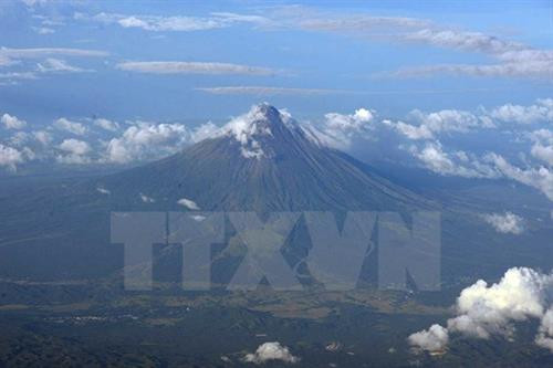 菲律宾马荣火山濒爆发 上万居民紧急疏散