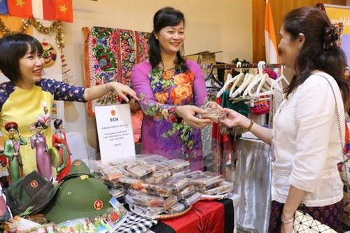 东盟妇女协会举办慈善义卖活动 共设展位86个