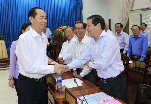 国家主席陈大光：安江省应集中加快转变农业增长模式 促进高科技农业发展
