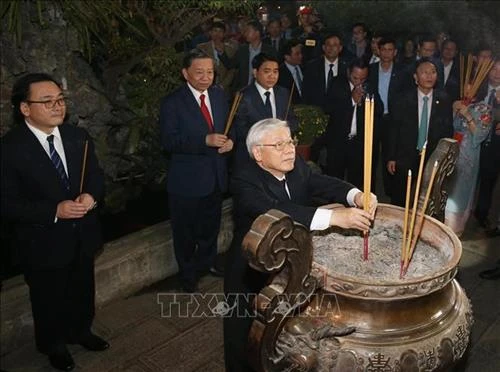 越共中央总书记、国家主席阮富仲向113警察部队和国家电力系统调度中心拜年