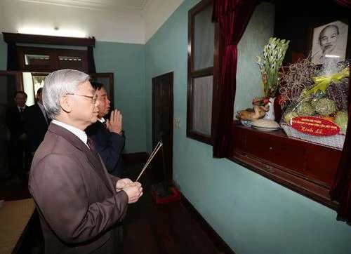 越共中央总书记阮富仲敬香缅怀胡志明主席