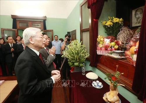 越共中央总书记、国家主席阮富仲上香缅怀胡志明主席