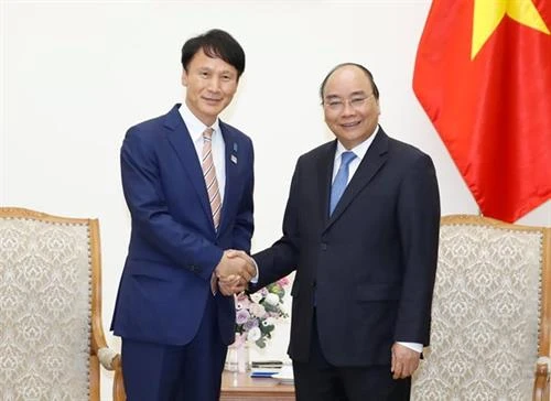 政府总理阮春福会见日本鹿儿岛县知事三反园训