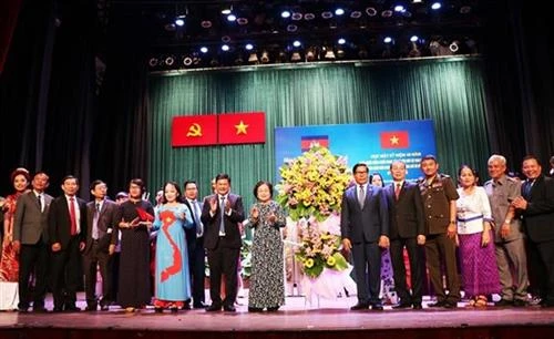 胡志明市举行见面会庆祝西南边境战争胜利40周年纪念日