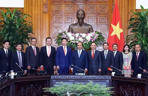越南政府总理阮春福会见韩国SK集团董事长崔泰源