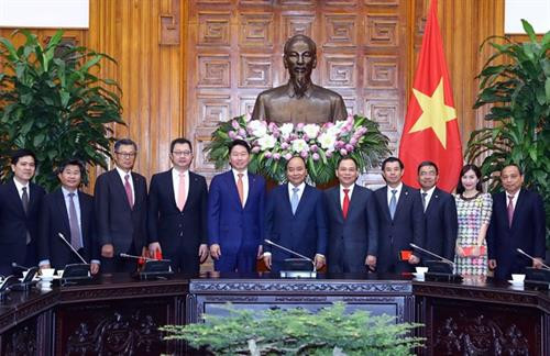 越南政府总理阮春福会见韩国SK集团董事长崔泰源