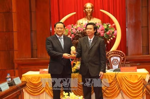 老挝副总理宋赛·西潘敦访问越南前江省