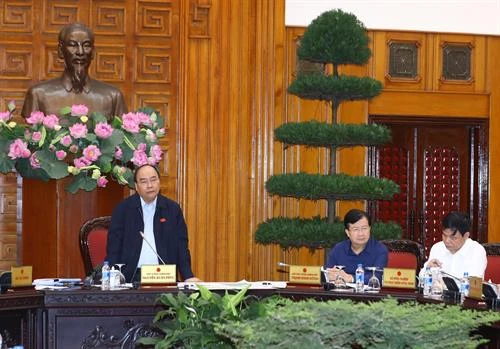 阮春福主持会议讨论中部沿海各省海岸滑坡和河口泥沙堆积情况