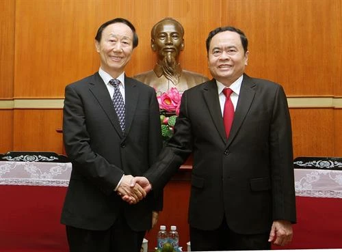 联手培育越中两国人民的友谊之情 
