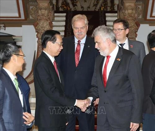越南胡志明市与德国萨克森-安哈尔特州促进教育培训领域的合作