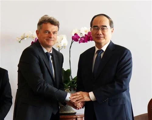 胡志明市市委书记阮善仁会见法国共产党全民书记法比安·鲁塞尔