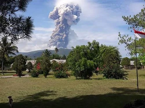 遭地震和海啸袭击后印尼苏拉威西岛再遇火山爆发