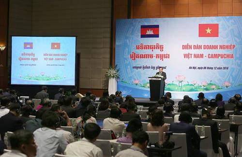 政府总理阮春福与柬埔寨首相洪森出席越柬商业论坛