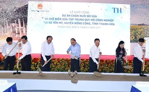 阮春福总理出席清化省奶牛养殖与牛奶加工项目开工仪式
