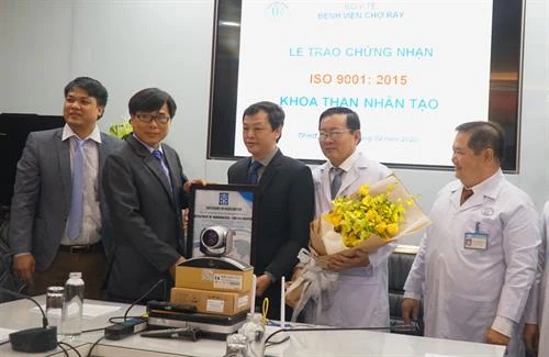胡志明市大水镬医院人造肾脏科获得ISO 9001：2015标准认证证书