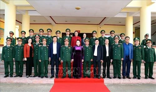 越南国会主席阮氏金银向得乐省军事指挥部拜年