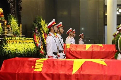 越共中央公安党委、公安部为在同心乡执行任务时牺牲的三名公安烈士隆重举行葬礼仪式