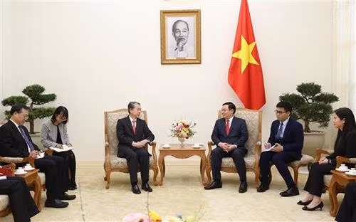 越南政府副总理王廷惠会见中国驻越大使熊波